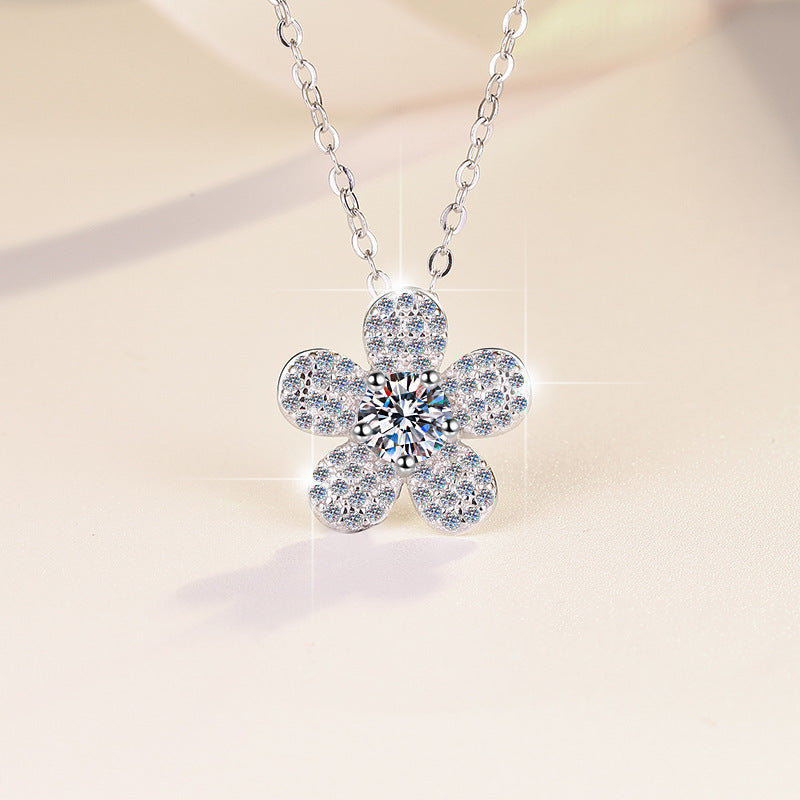 Damen Halskette mit floralen Anhänger und funkelnden Kristallen Shop Nory