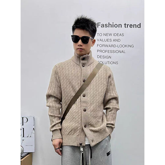 Herren Feinstrukturierter Zopfmuster-Cardigan mit hohem Stehkragen und durchgehender Knopfleiste Shop Nory