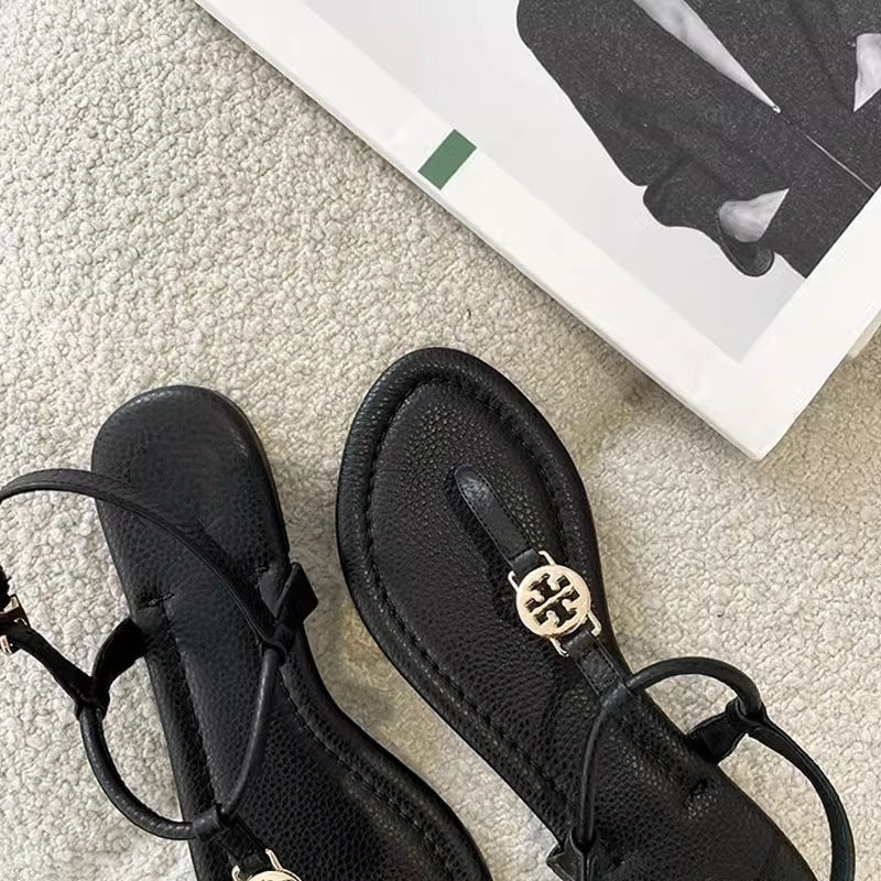 Damen elegante flache Riemchen-Sandalen mit Zehensteg und goldener Zierapplikation Shop Nory
