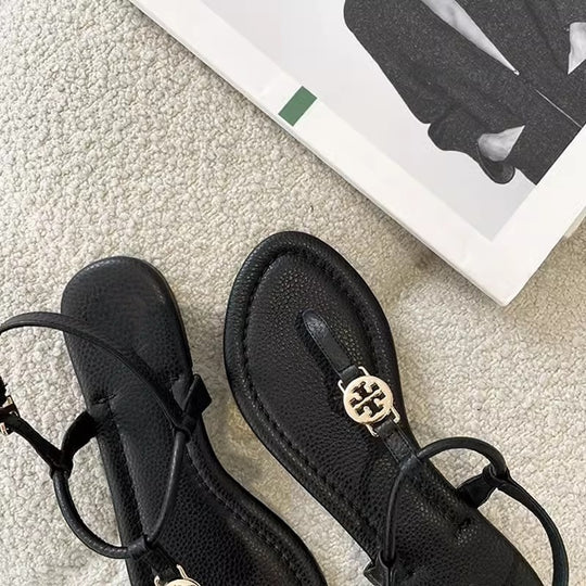 Damen elegante flache Riemchen-Sandalen mit Zehensteg und goldener Zierapplikation Shop Nory