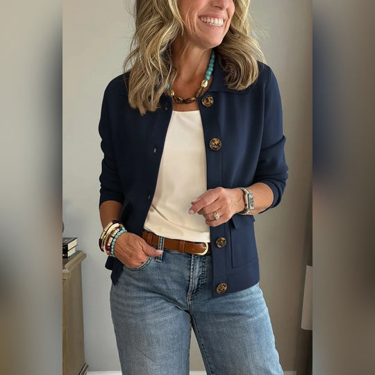 Damen Kurzstrickjacke mit Hemdkragen, aufgesetzten Taschen und Hornknöpfen Shop Nory