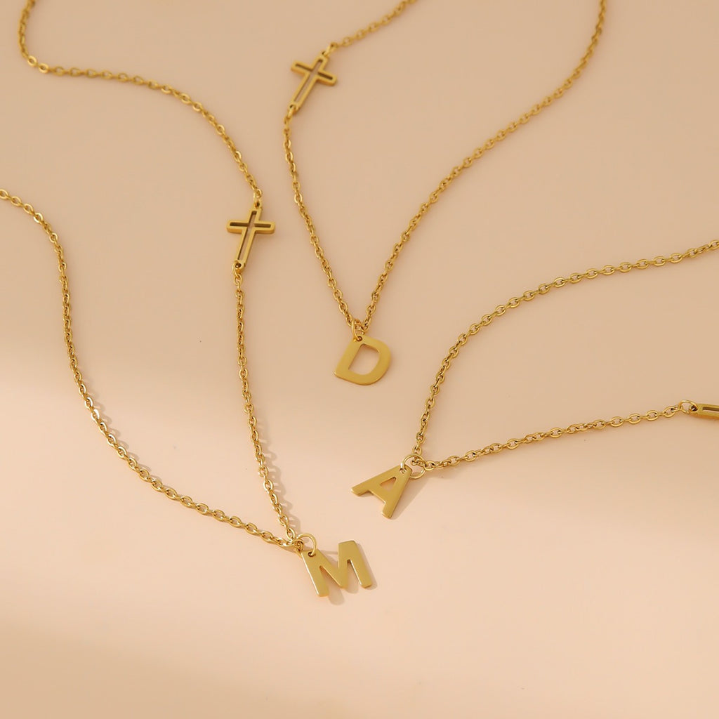 Damen personalisierte Halskette mit Initial-Anhänger und Kreuz Shop Nory