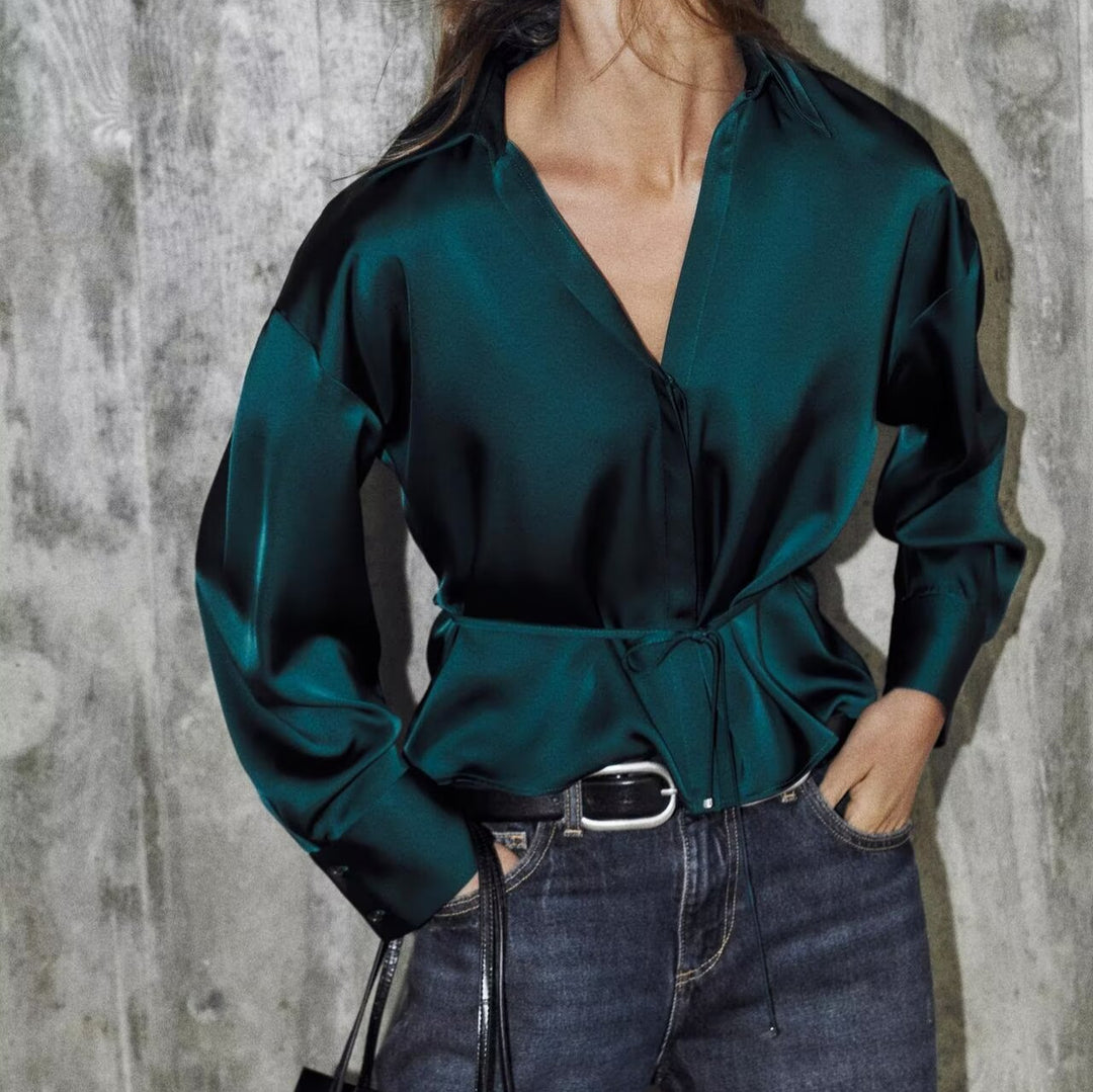 Damen Satinbluse mit Tunnelzugtaillierung, weitem Hemdkragen und breiten Manschetten Shop Nory