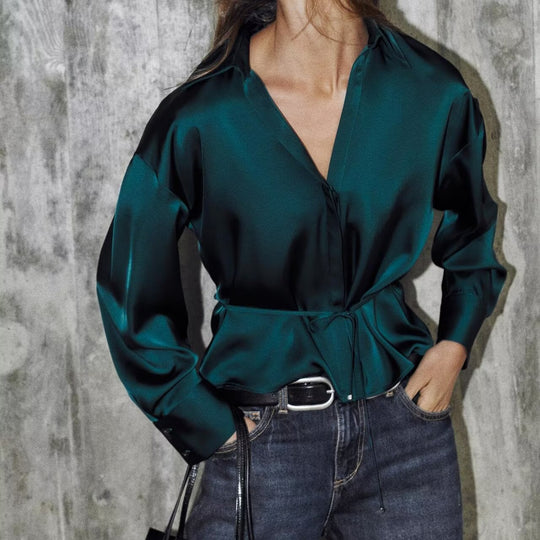 Damen Satinbluse mit Tunnelzugtaillierung, weitem Hemdkragen und breiten Manschetten Shop Nory