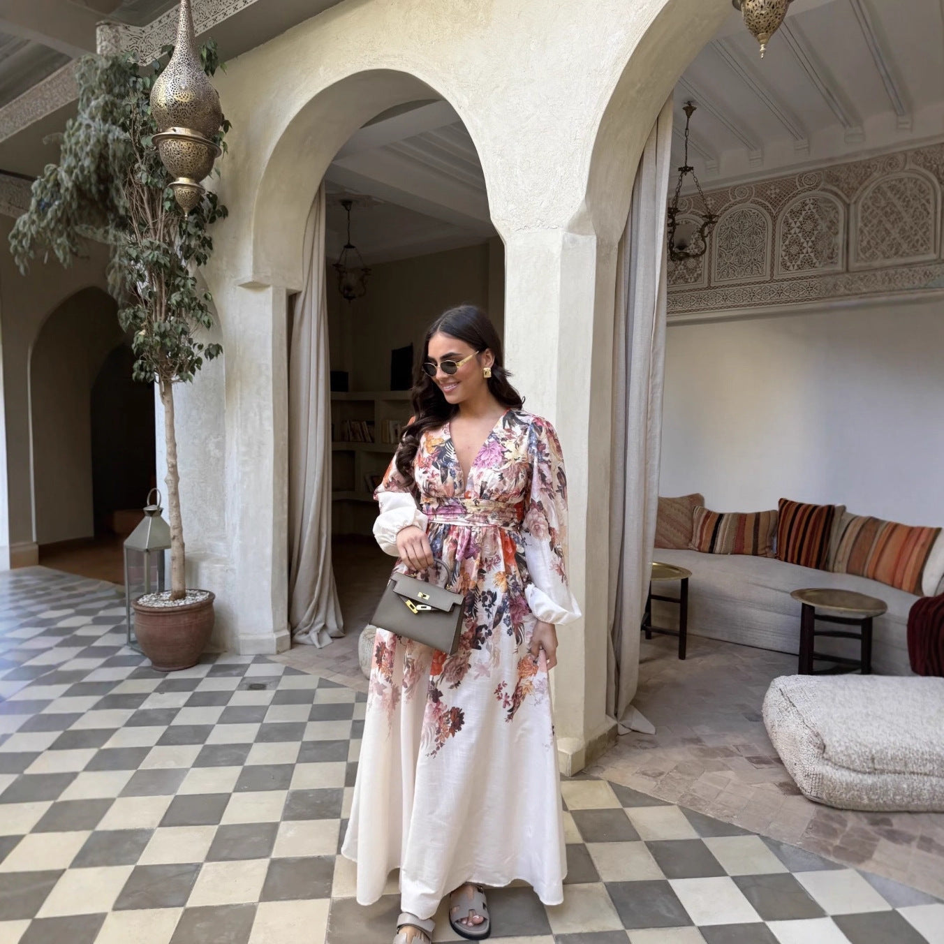 Damen Maxikleid mit floralen Mustern und raffinierten Raffungselementen Shopnory