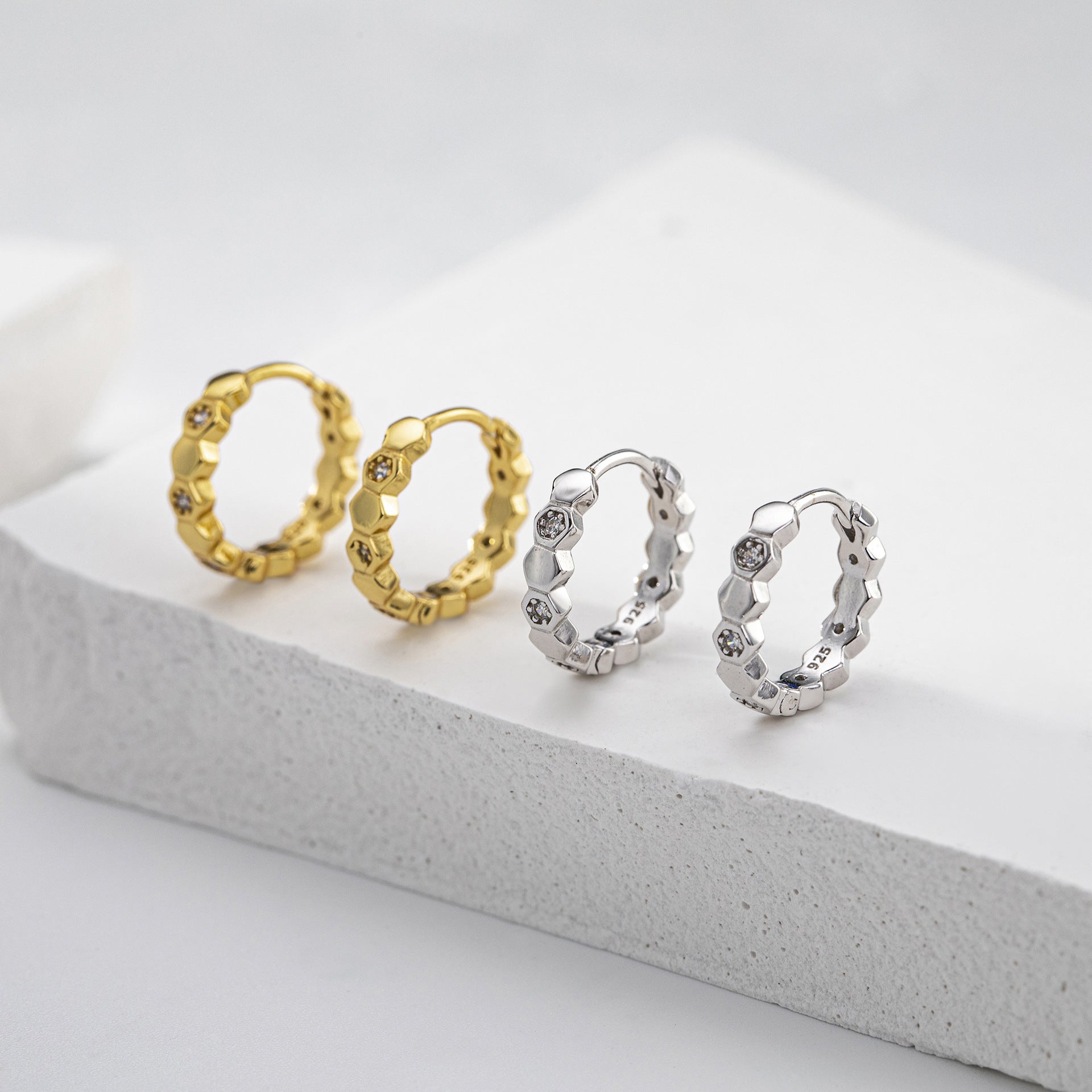 Damen Ohrringe mit hochwertigem Kristallbesatz und zeitgenössischem Design Shop Nory
