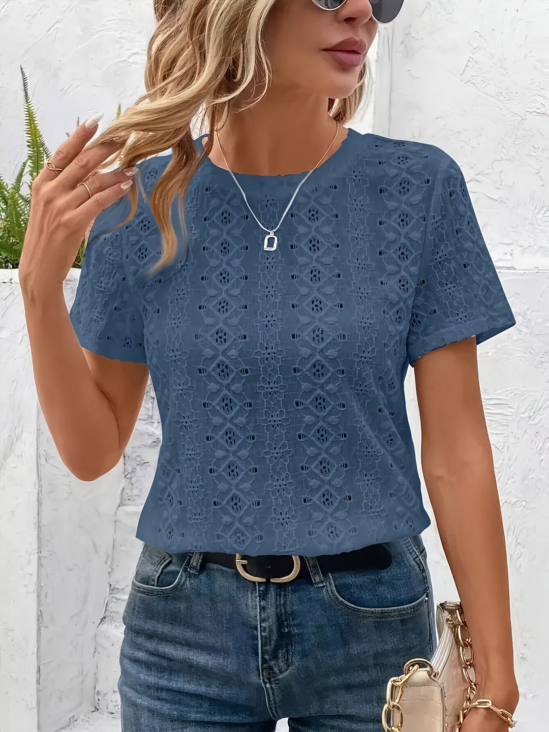 Damen Oberteil mit elegantem Lochmuster und lockerer Passform
