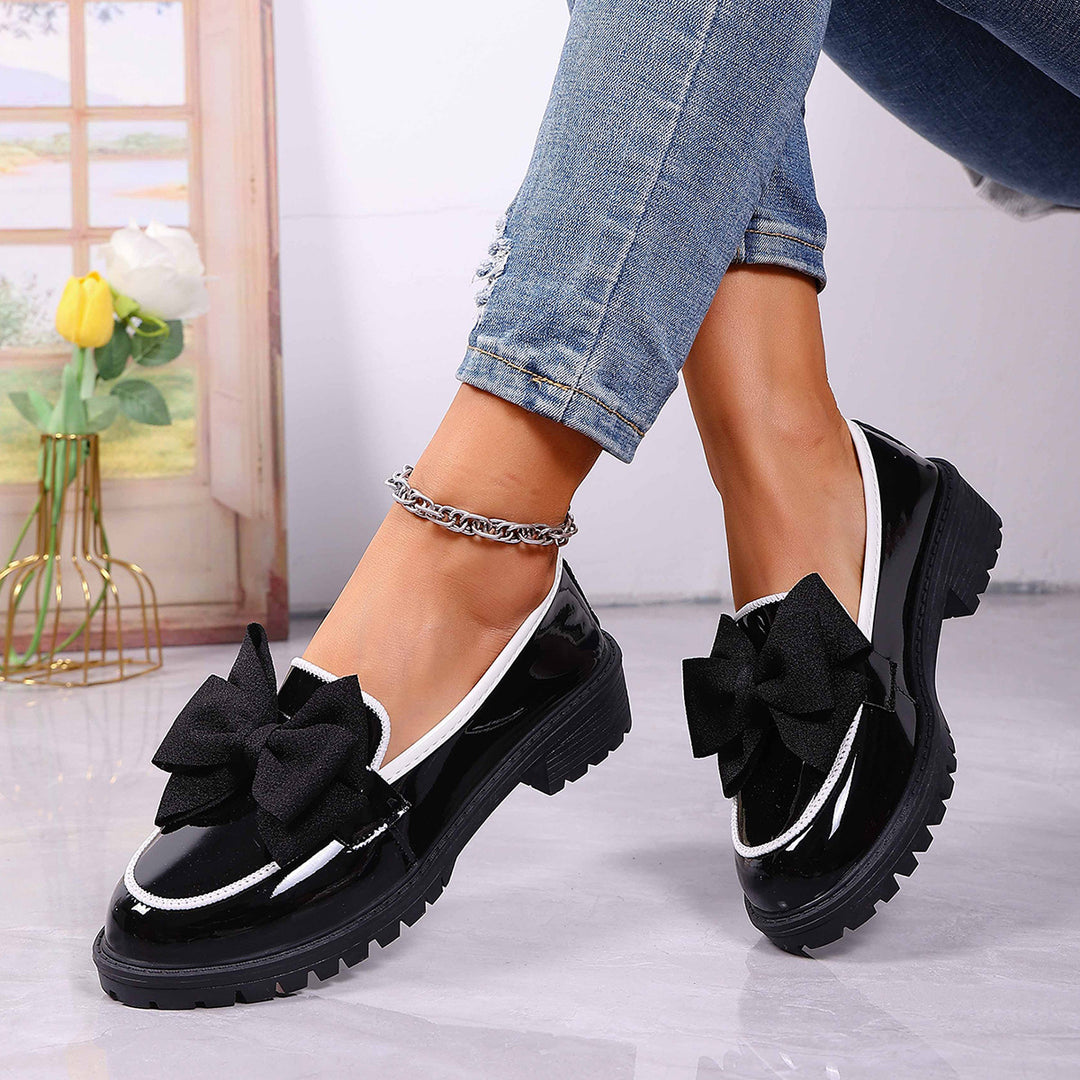 Damen Plateau-Loafer aus Lackimitat mit profilierter Gummisohle und Zierschleife Shop Nory