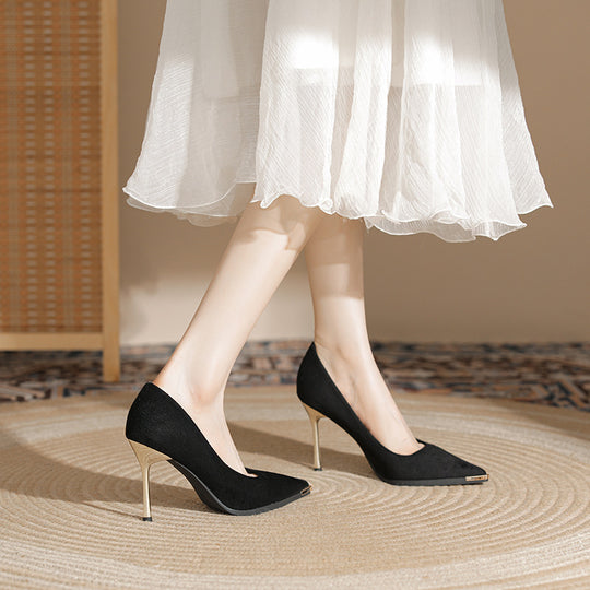 Damen Velours‑Pumps mit schmalem goldfarbenem Stilettoabsatz und Metallkappen‑Detail Shop Nory