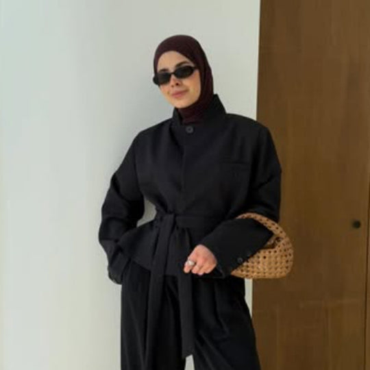 Damen Taillierter kurzgeschnittener Blazer mit Stehkragen, Schößchen und Bindegürtel Shop Nory