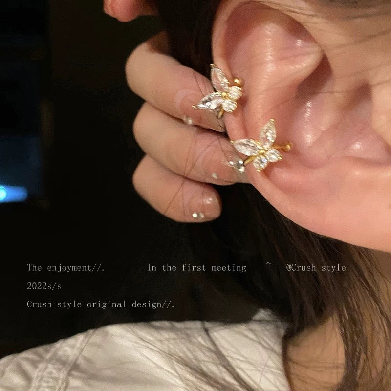 Damen Ohrstecker mit elegantem Blumenmotiv und funkelnden Kristallakzenten Shop Nory