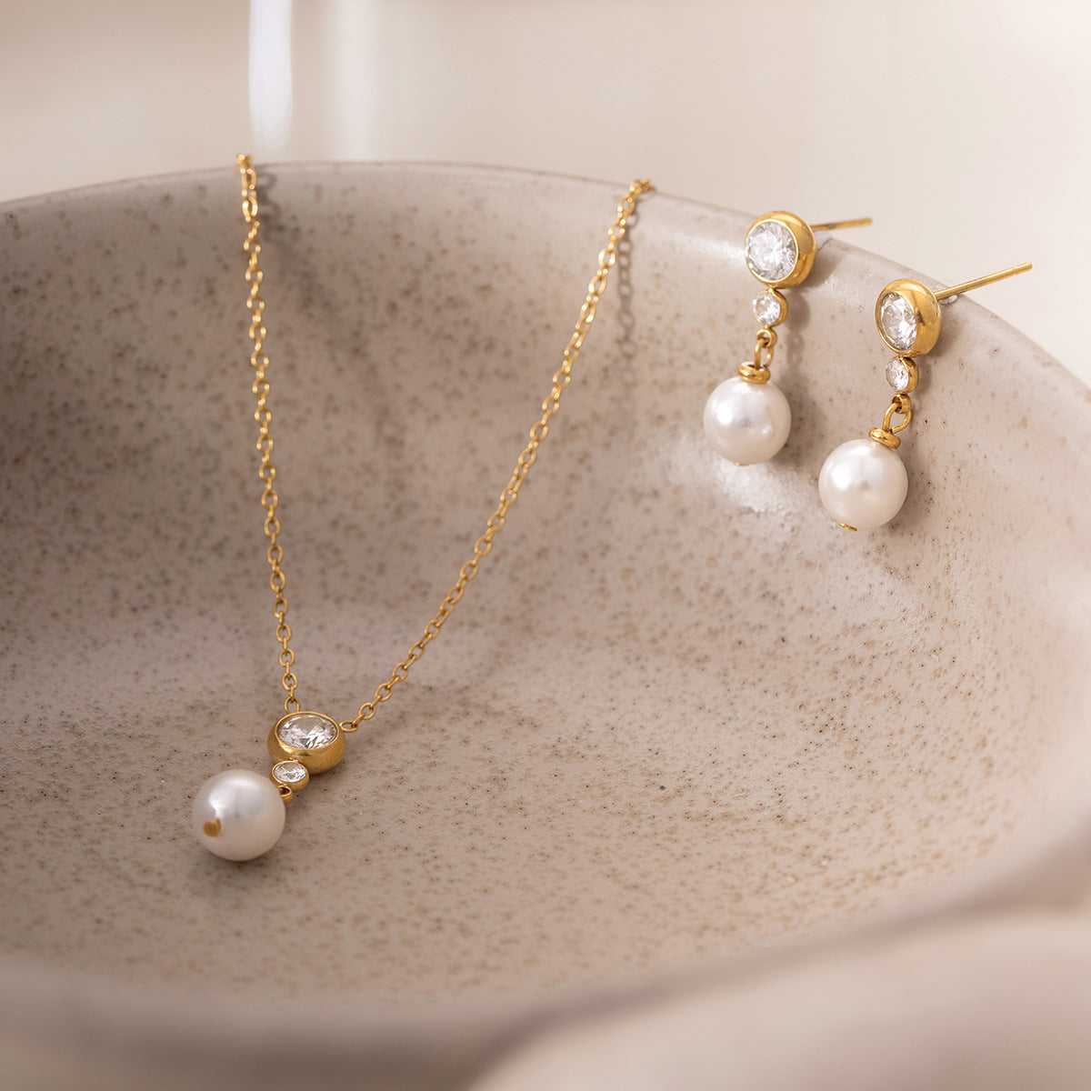Damen Elegante Halskette mit Zirkonia und Perlenanhänger Shop Nory