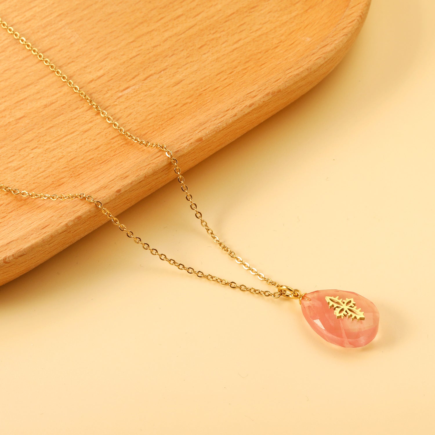 Damen Halskette mit funkelndem Tropfenanhänger und goldplattiertem Edelstahl Shop Nory
