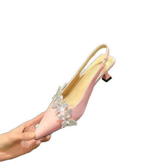 Damen Elegante spitz zulaufende Slingback‑Pumps mit sculpted Kitten‑Absatz und Kristall‑Schmetterlingsapplikation Shop Nory