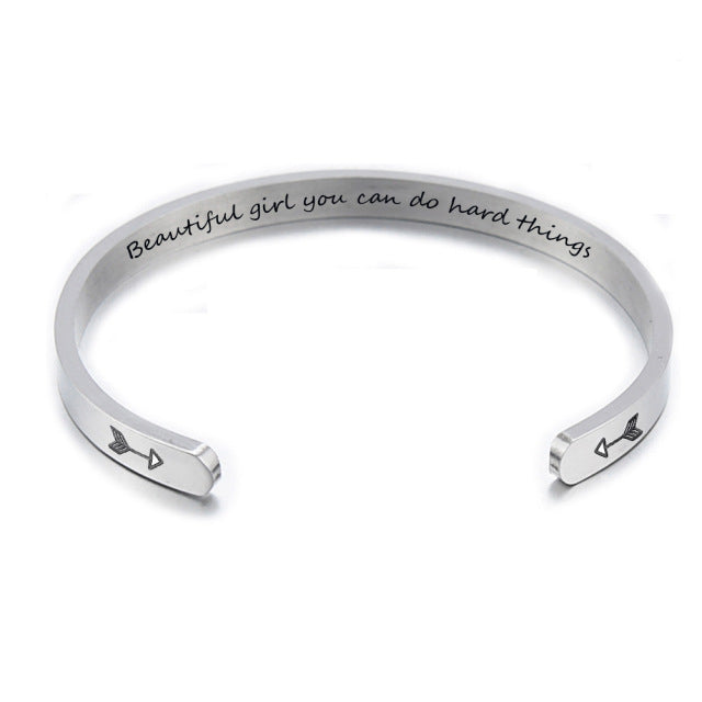 Damen Armreif mit gravierbarem Motiv und Herz-Akzenten Shop Nory