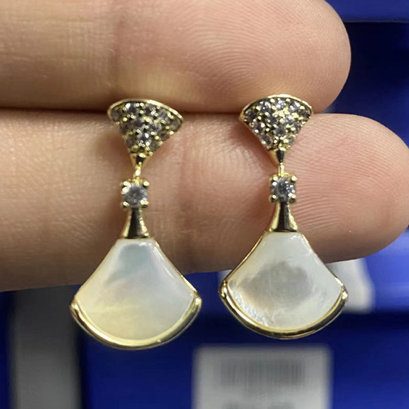 Damen elegante Ohrringe mit kunstvollem Perlmutt-Design und funkelnden Zirkonia Shop Nory