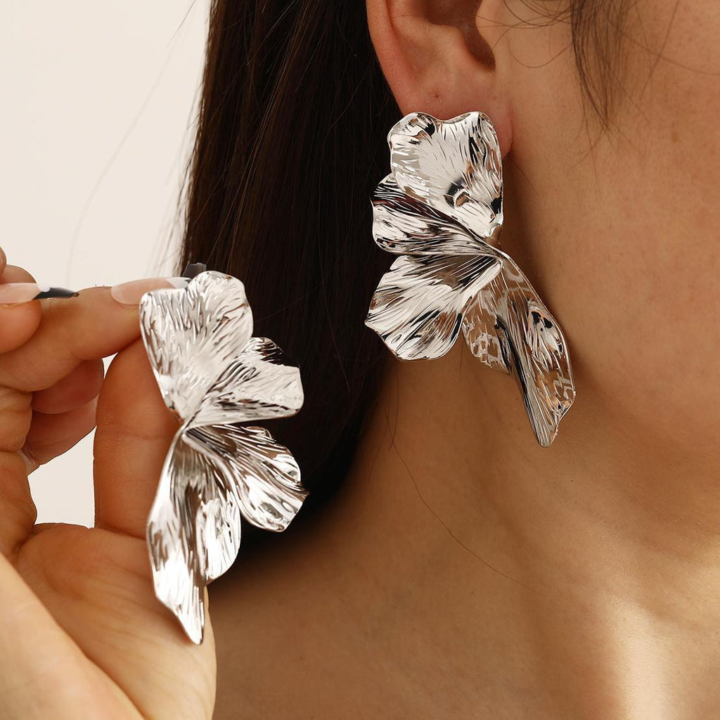 Damenohrringe mit floralen Motiven und glänzender Oberfläche Shop Nory
