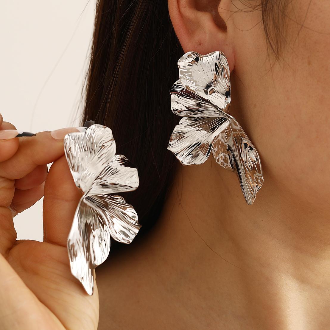 Damenohrringe mit floralen Motiven und glänzender Oberfläche Shop Nory