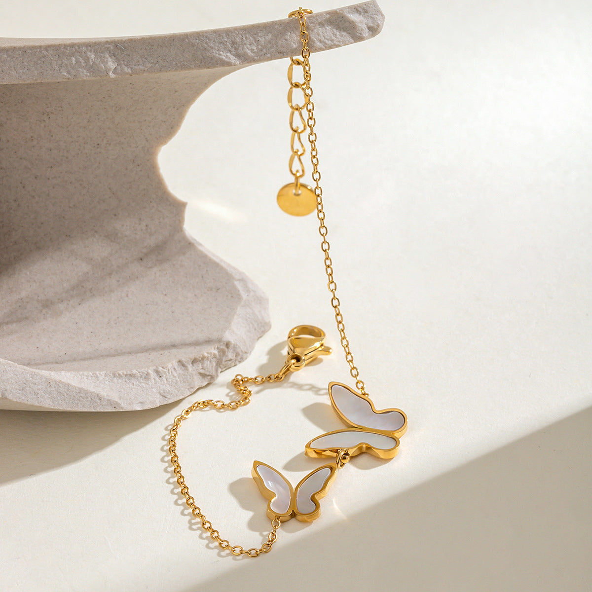 Damen Armband mit elegantem Schmetterlingsdesign aus hypoallergenem Edelstahl Shop Nory