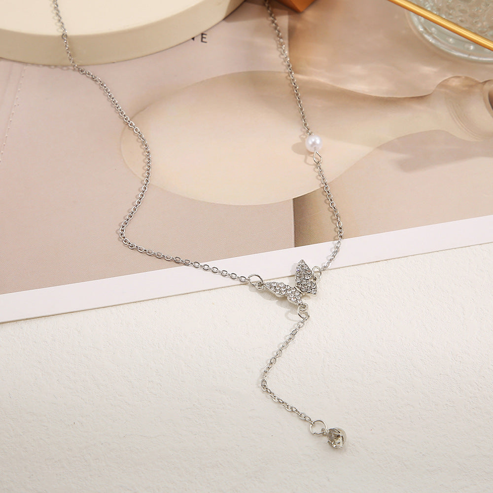 Damen Y-Halskette mit funkelndem Schmetterlingsanhänger und Perlendetails Shop Nory
