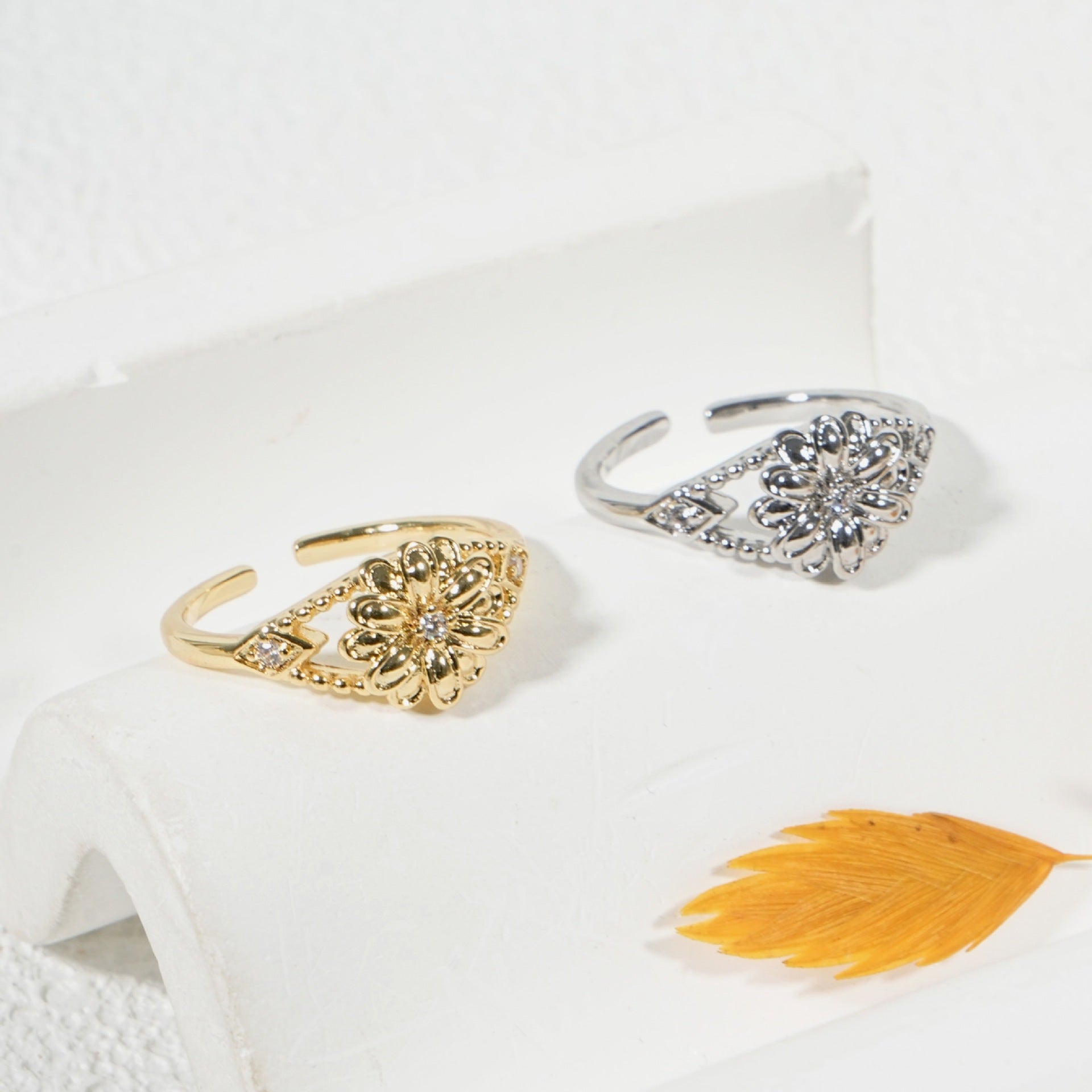 Damenring mit floralem Design und funkelndem Strass Shop Nory