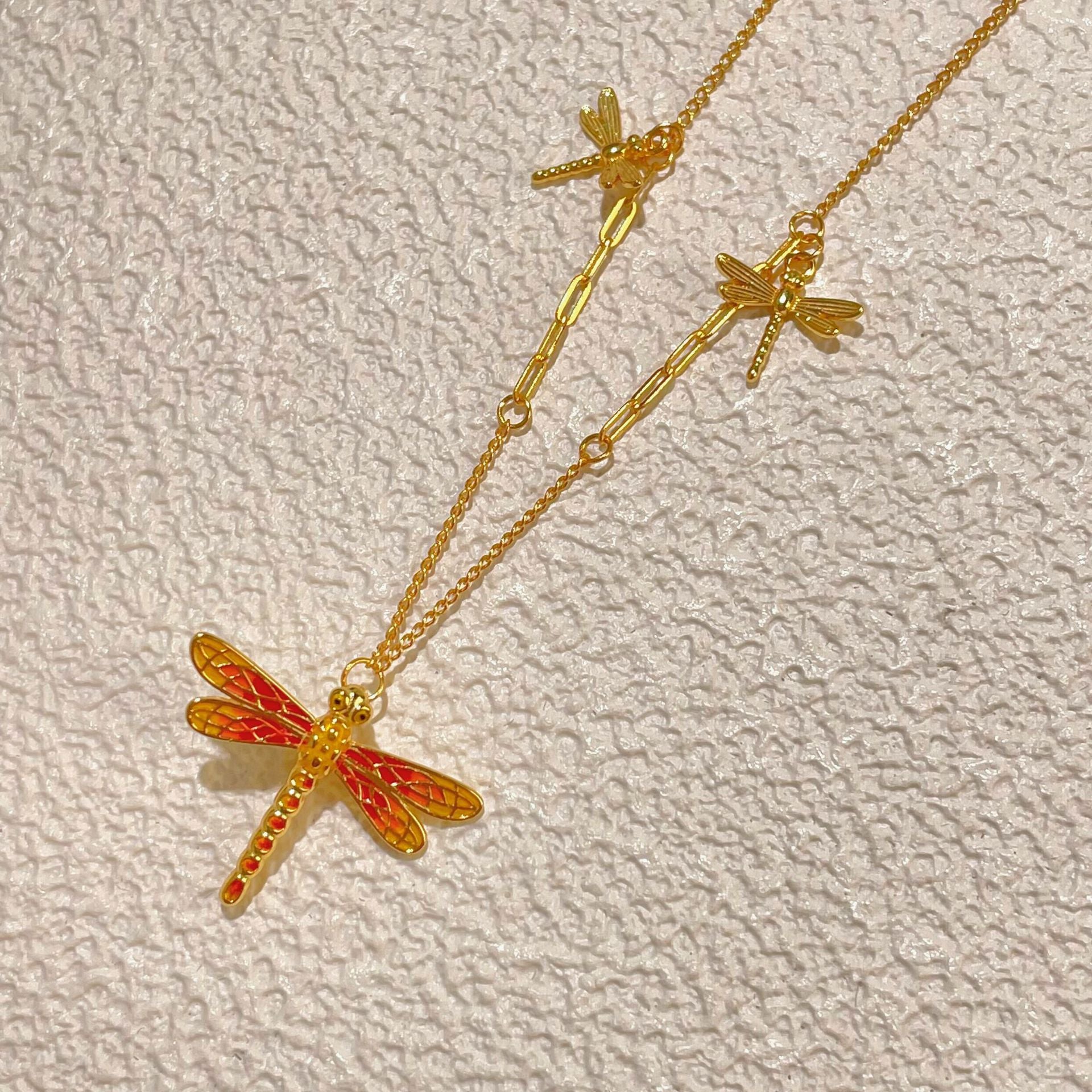 Damen Halskette mit kunstvollem Libellenanänger und filigraner Gliederkette Shop Nory