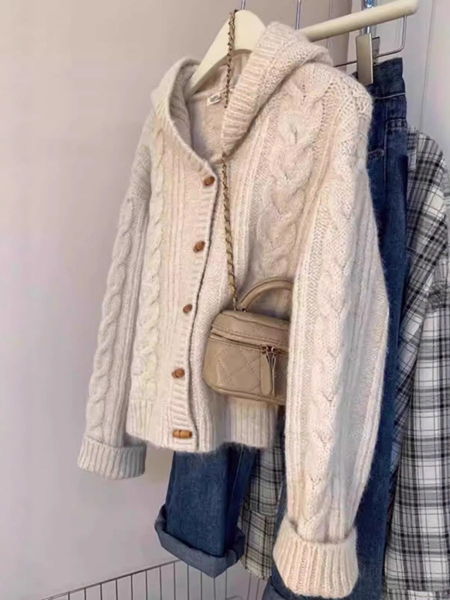 Damen Kapuzen-Strickjacke mit Zopfstrick, Holzknopfleiste und kastiger Silhouette Shop Nory