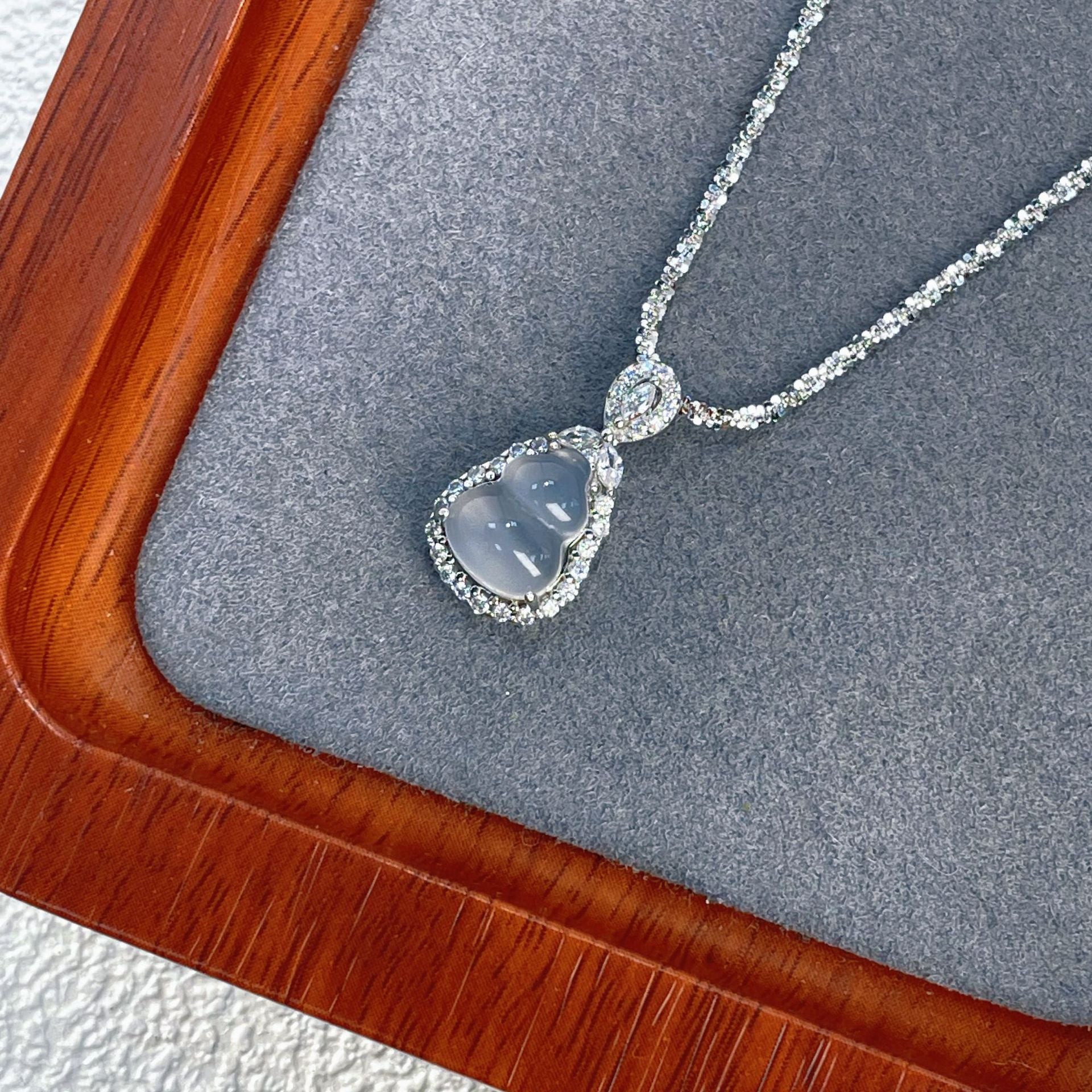 Damen Halskette mit tropfenförmigem Mondstein-Anhänger und kunstvollen Zirkonia-Details Shop Nory