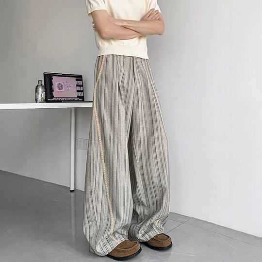 Herren weite Baggy-Hose in Anzugoptik mit feinem Nadelstreifen und geflochtener Seitenpaspel Shop Nory