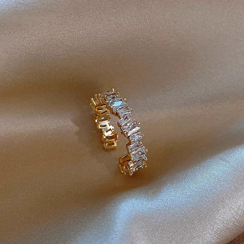 Damen eleganter Ring mit funkelnden Zirkonia-Steinen Shop Nory