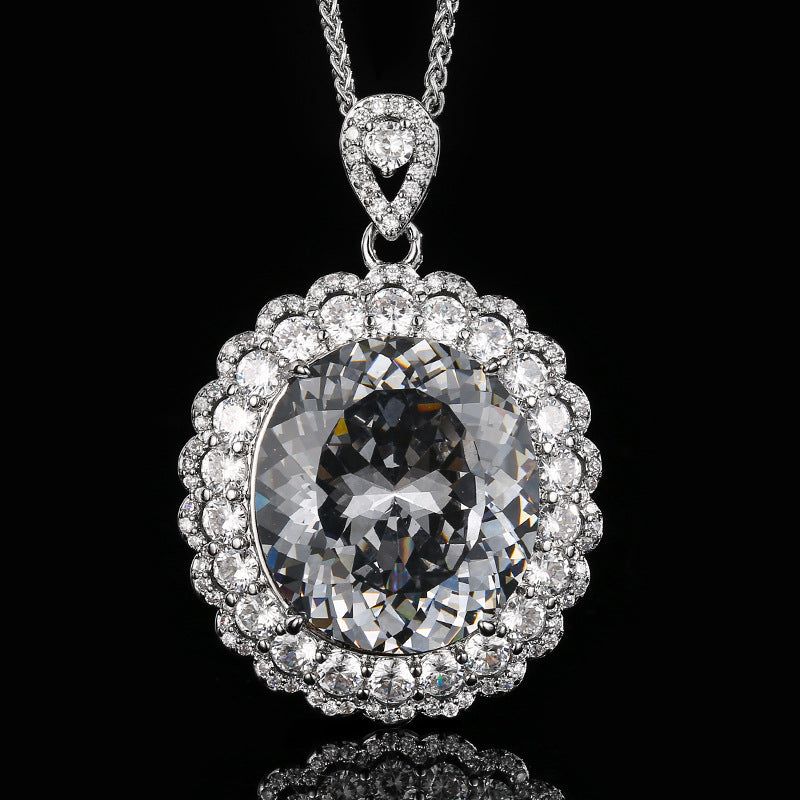 Halo ovaler Anhänger mit Pavé-Zirkonia und Sterlingsilberkette