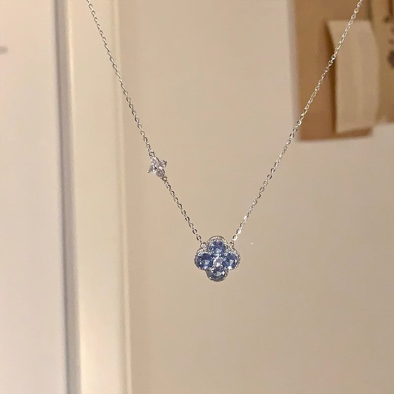 Damen Halskette mit floralem Anhänger und funkelnden Zirkonia Shop Nory