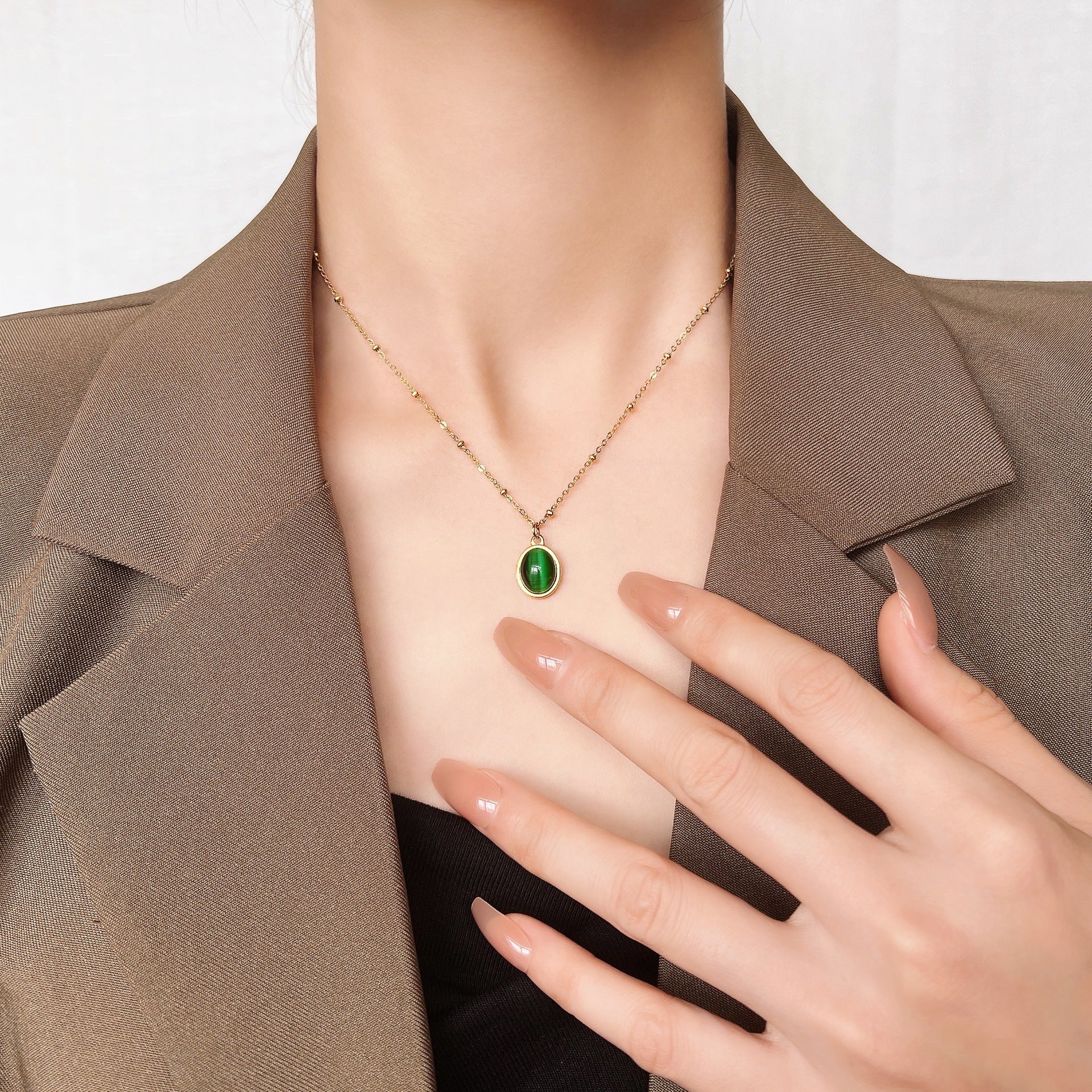 Damen elegante Halskette mit ovalem Anhänger und goldener Kette Shop Nory