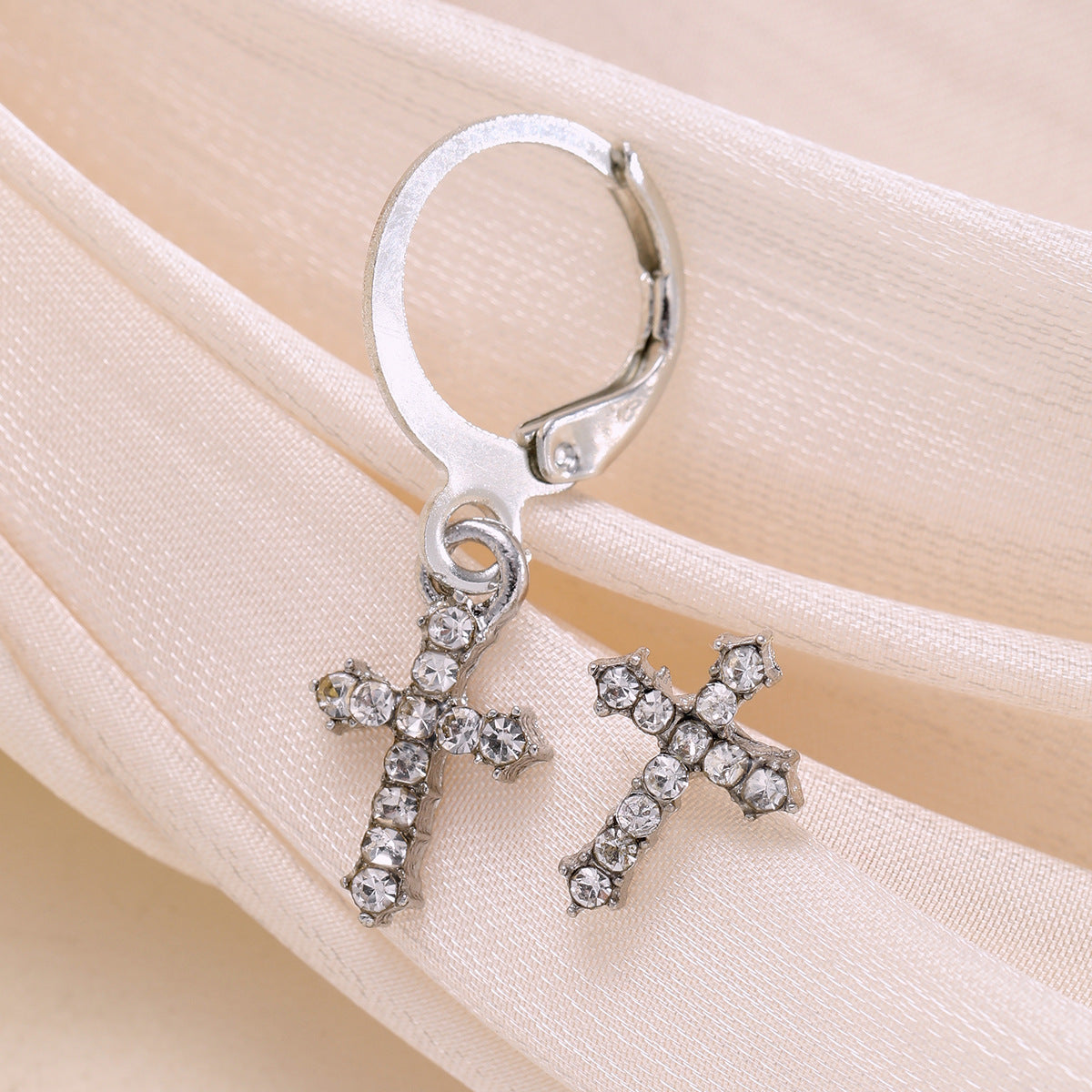 Damen Ohrringe Set mit zeitlosem Kreuzdesign und funkelnden Zirkonia Shop Nory