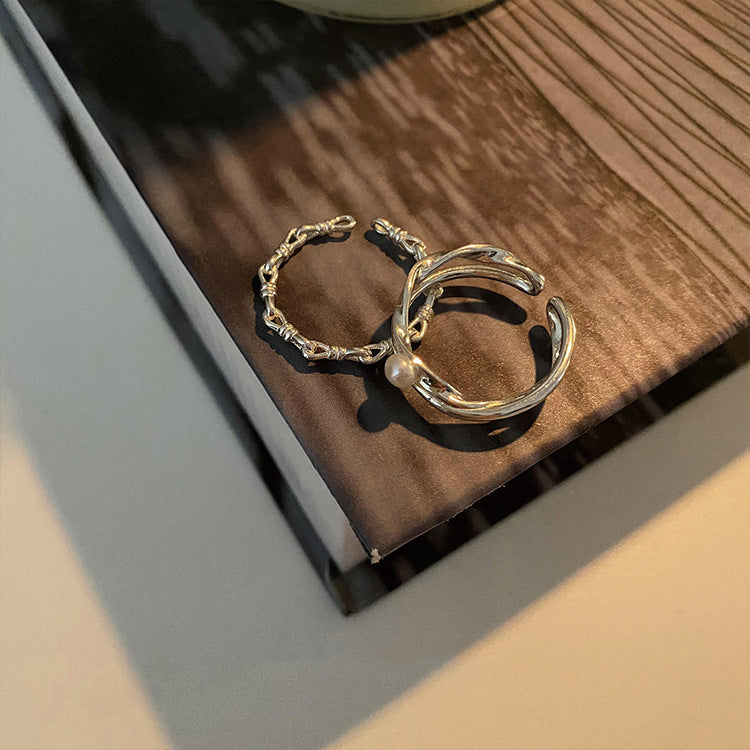 Damen Ring mit elegantem geschwungenem Design und zarter Perle Shop Nory
