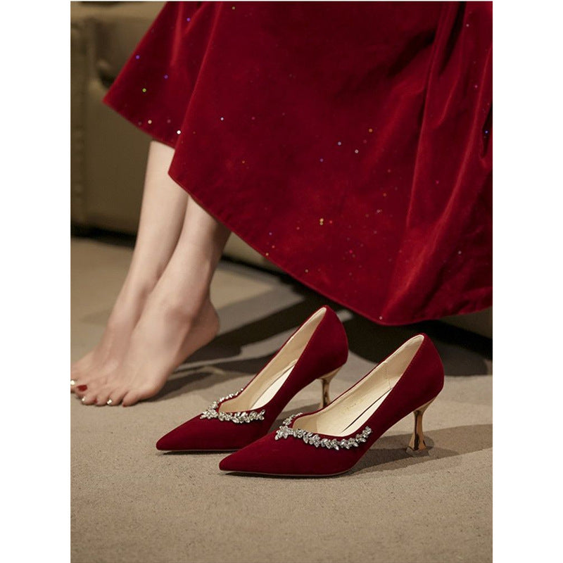 Damen Samt-Pumps mit spitzer Zehenpartie, funkelnder Kristallbordüre und sculpted Absatz Shop Nory