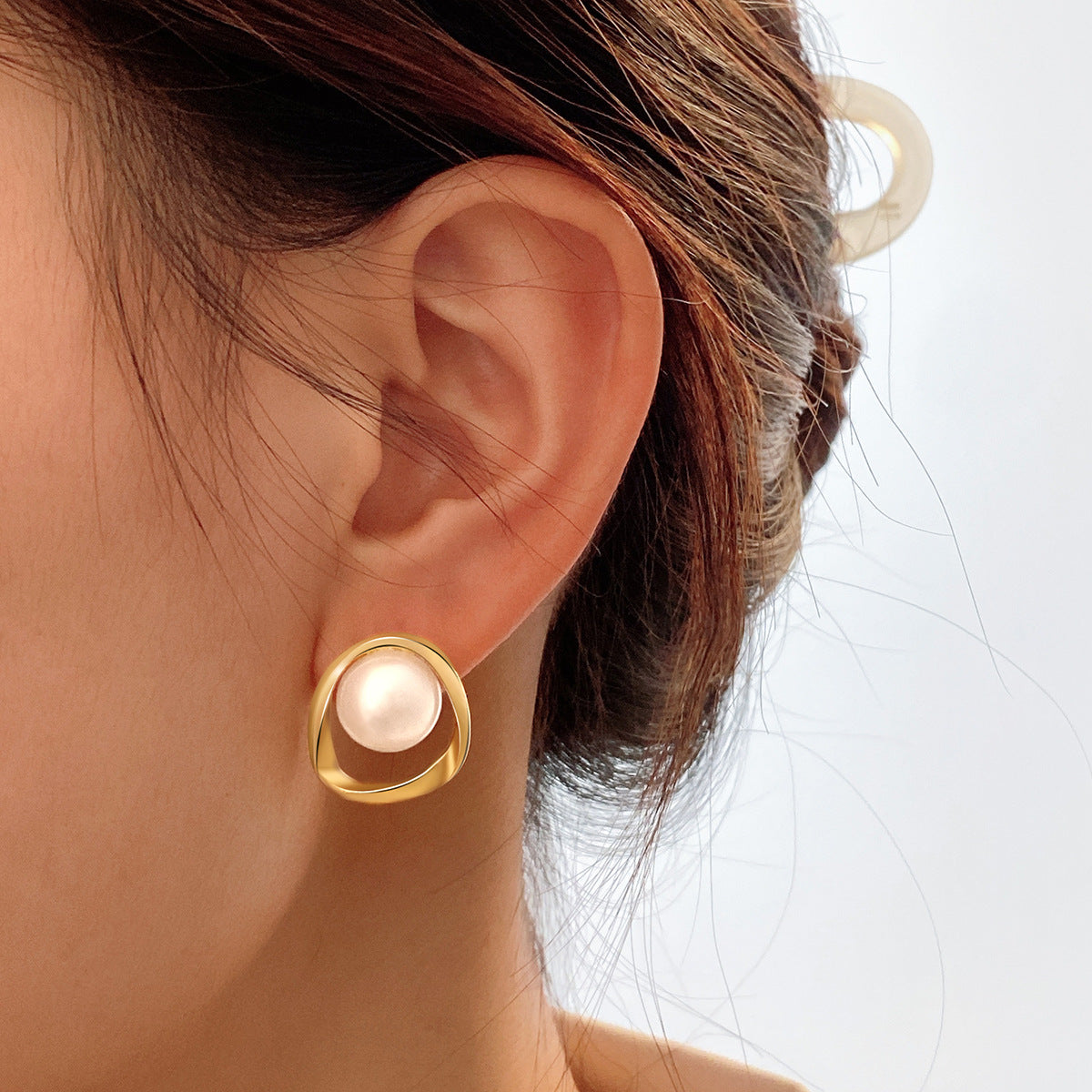 Damen Ohrringe mit elegantem Perlendesign und modernem Goldrahmen Shop Nory