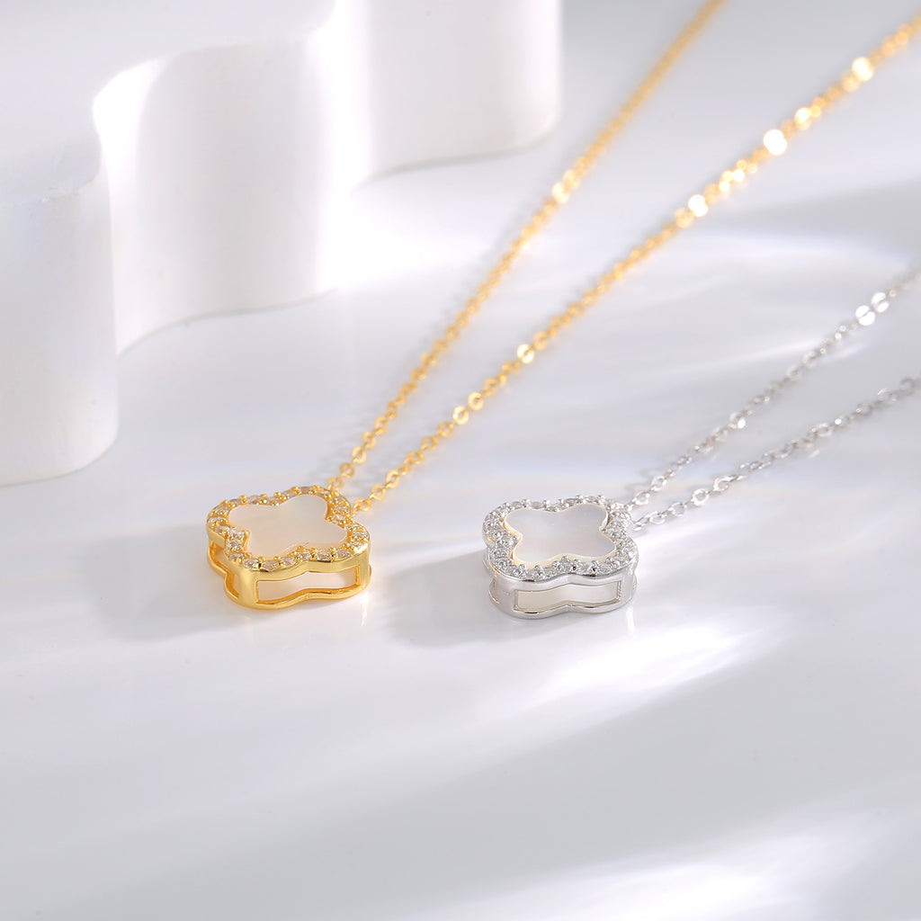 Damen elegante Halskette mit filigranem Blütenanhänger und funkelnden Zirkonia Shop Nory