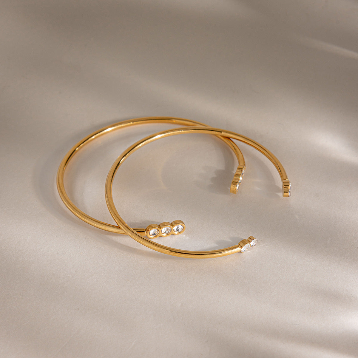 Damen Offenes Armband mit funkelnden Zirkonia und hypoallergener Edelstahlverarbeitung Shop Nory