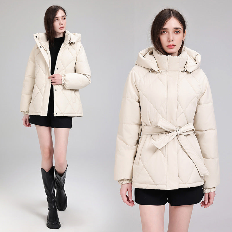 Damen nan luxuriöse kurze Pufferjacke mit integriertem Windschutzkragen und Taillengürtel Shop Nory