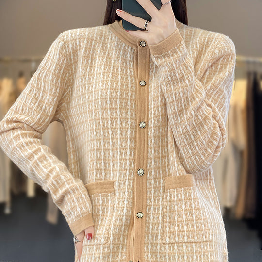 Damen Strickcardigan im Bouclé‑Gittermuster mit Rundhals, Schmuckknopfleiste und aufgesetzten Taschen Shop Nory