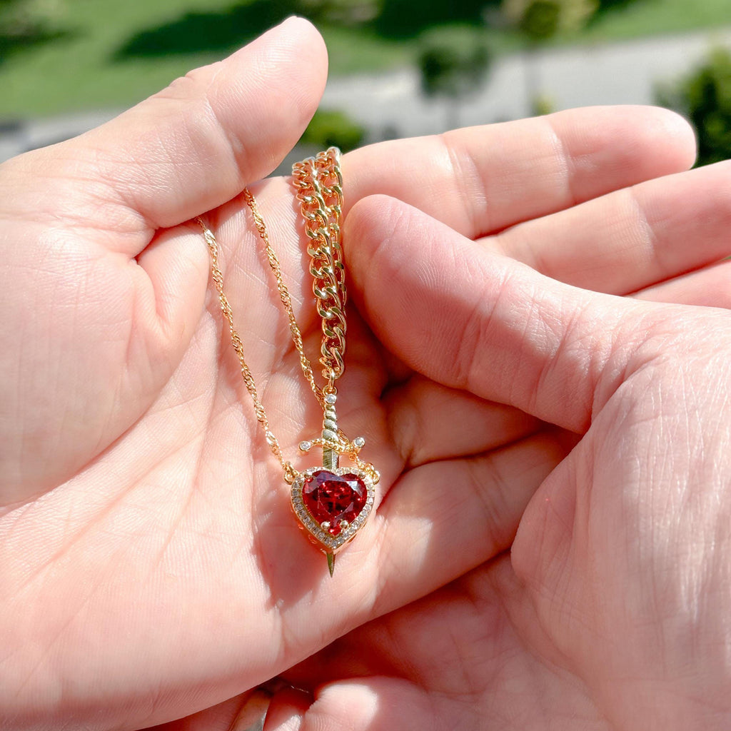 Damen Halskette mit herzförmigem Anhänger und künstlerischem Schwertdesign Shop Nory