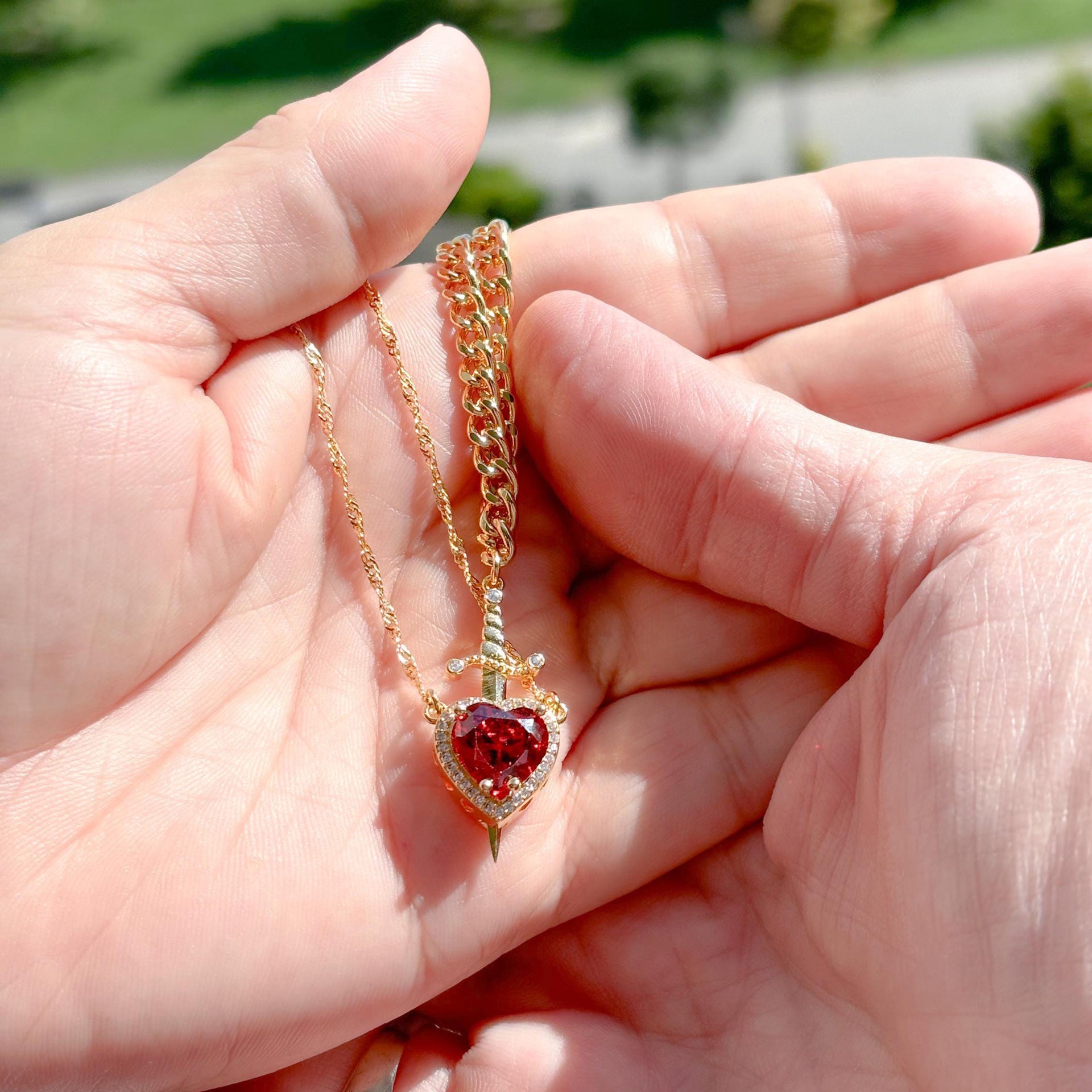 Damen Halskette mit herzförmigem Anhänger und künstlerischem Schwertdesign Shop Nory