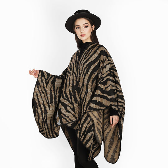 Damen Grobstrick‑Poncho im Cape‑Schnitt mit Zebra‑Jacquard und offener Kimonoärmelung Shop Nory