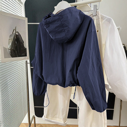 Damen nan leichtgewichtige Kapuzen-Übergangsjacke mit Tunnelzugbündchen und Ballonärmeln Shop Nory