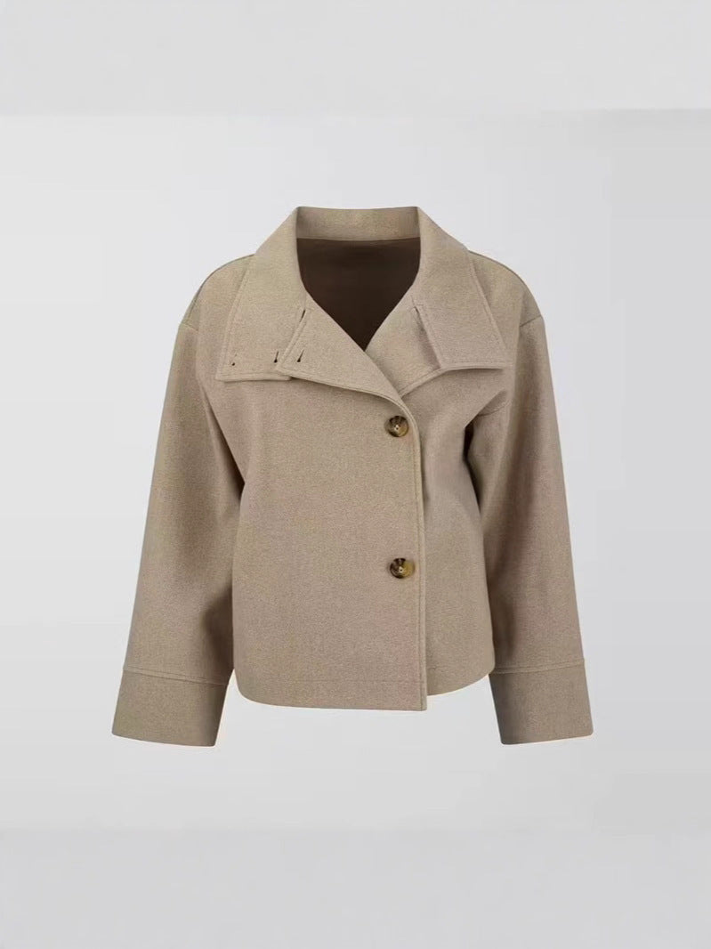 Damen Kurz geschnittene Boxy-Jacke mit Stehkragen und asymmetrischer Knopfleiste Shop Nory