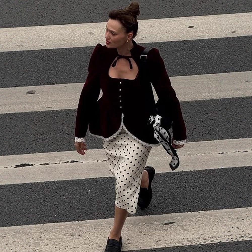 Damen tailliertes Samt‑Blazerkleid mit Herzausschnitt, Perlenknöpfen und Spitzenbesatz Shop Nory
