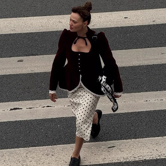 Damen tailliertes Samt‑Blazerkleid mit Herzausschnitt, Perlenknöpfen und Spitzenbesatz Shop Nory