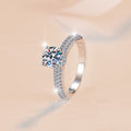 Damen Verlobungsring mit strahlendem Zirkonia und filigraner Detailverzierung Shop Nory