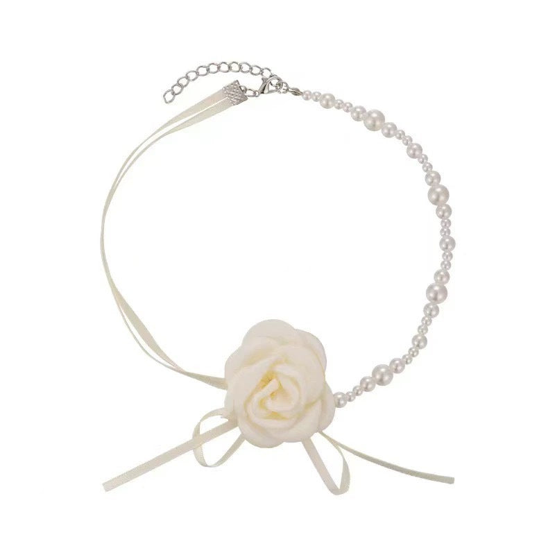 Damen Armband mit elegantem Perlendesign und kunstvollem Rosenanhänger Shop Nory